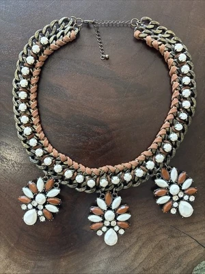 Collar llamativo marrón y blanco con gamuza, colgantes de flores y pedrería. Foto 1 de 4