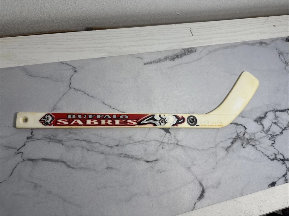 Mini palo de hockey de recuerdo Buffalo Sabres de colección con logotipo de cabeza de cabra de Glass Co. Foto 1 de 4