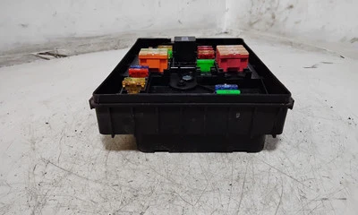 Scatola fusibili Skoda Yeti 5L 8K101111811 1.6 Diesel 77kw 2012 27614982 - Immagine 1 di 4