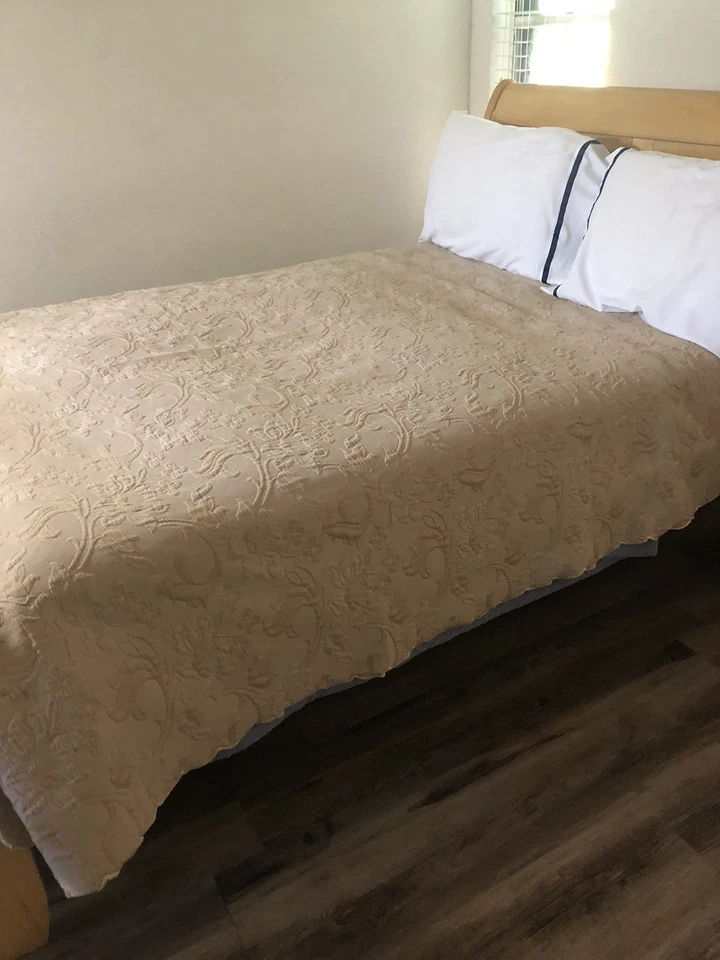 "Cubierta matelasse beige colcha completa floral en relieve 82x92"" vieira usada en excelente estado" Foto 1 de 4