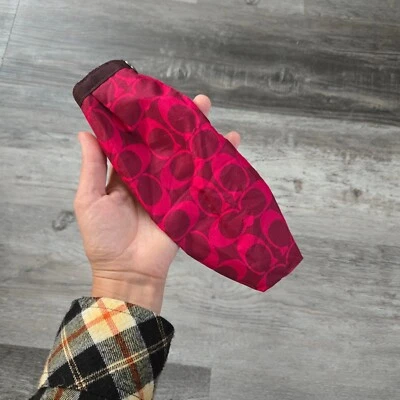 Estuche con soporte para gafas de sol Coach Signature rosa Foto 1 de 4