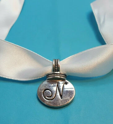 Bonito Ganz Elegante Guión Inicial Colgante Letra E F G I J N O R S T V W Elige Foto 1 de 4