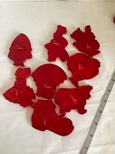 Lotto di 8 tagliabiscotti rossi in plastica HRM vivaio filastrocca e fiabe, ecc... - Foto 1 di 5