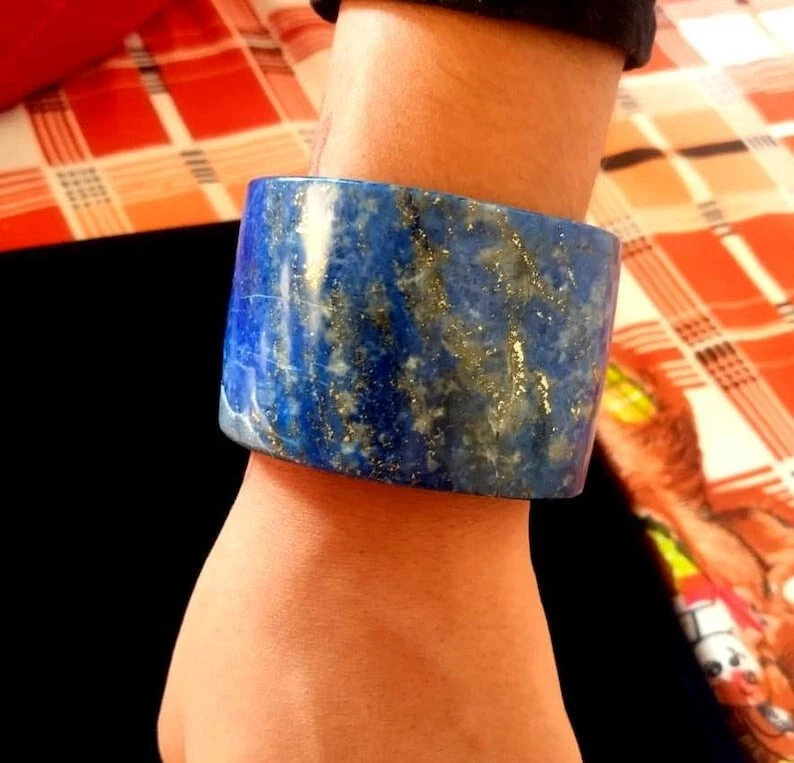 Brazalete brazalete hecho a mano con piedras preciosas de lapislázuli natural Foto 1 de 3