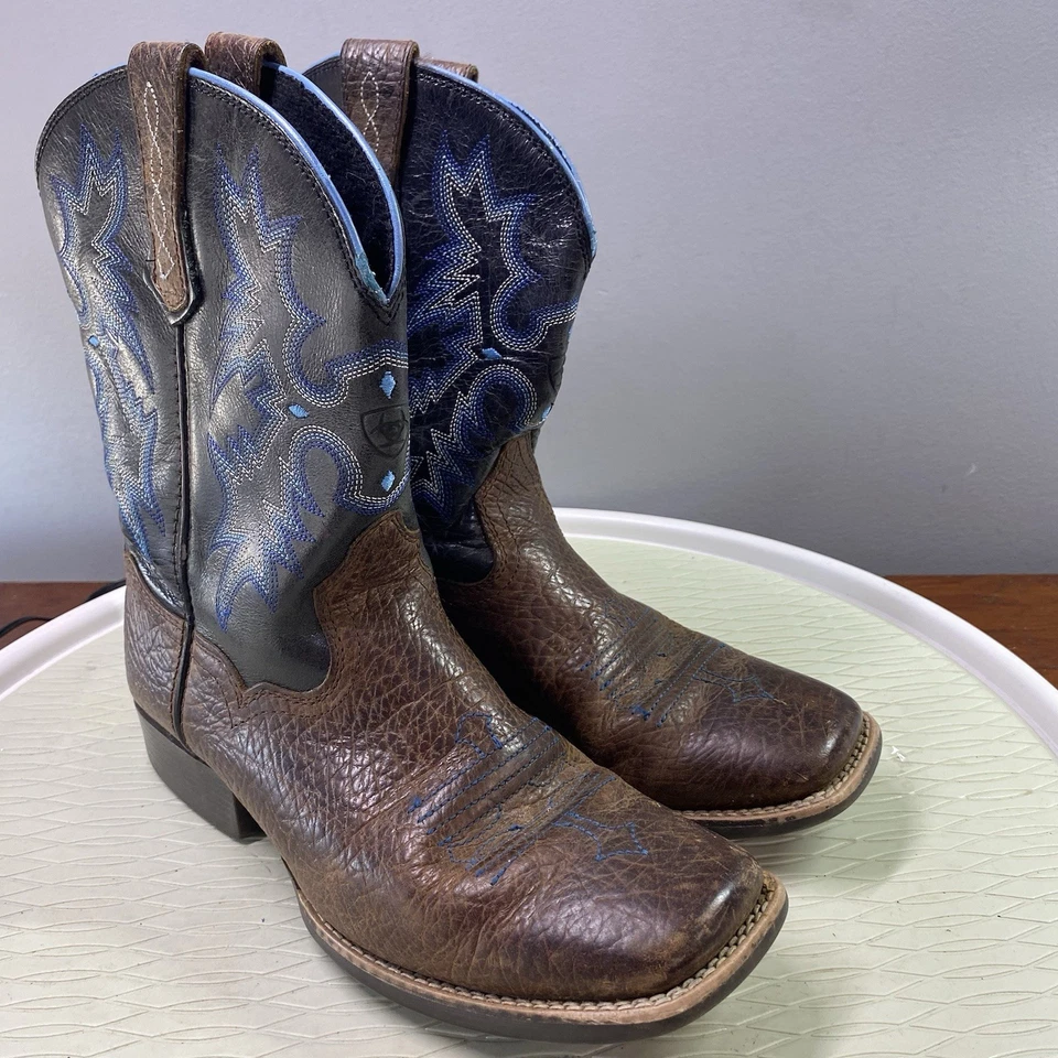 Bota ocidental Ariat Kid's Tombstone couro azul/preto tamanho 4.5 - Imagem 1 de 1