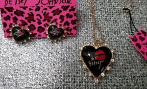 Betsey Johnson XOX Set aus Halskette und Ohrringen (siehe Beschreibung), neu ohne Etikett - Bild 1 von 6