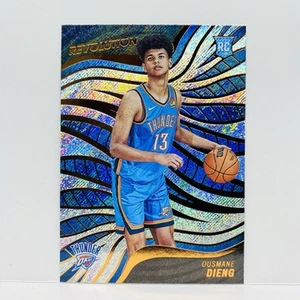 2022-23 Panini NBA Revolution Base Card RC Ousmane Dieng Oklahoma City Thunder - Foto 1 di 2