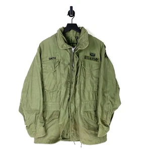 Chaqueta de Campo Original Vintage Guerra de Vietnam Ejército de EE. UU. M65 M1965 Talla Mediana Nombre - Imagen 1 de 6