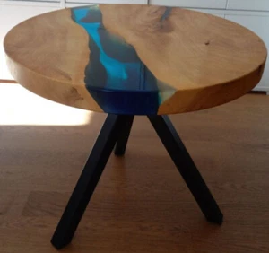 Designechtholz-Tisch mit effektvollen Vergussbereich mit farbigem Epoxidharz - Bild 1 von 4