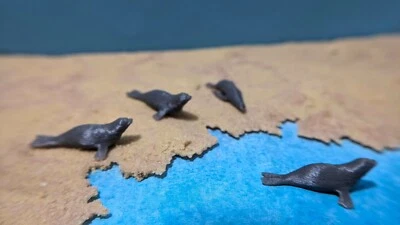 6 Stück Robben Seehunde - Spur H0 1:87 - Figuren Meer Tiere Zoo Strand aus DE - Bild 1 von 4