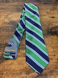 Corbata Brooks Brothers verde con dos rayas azules 100 % seda para hombre 57" - Imagen 1 de 4