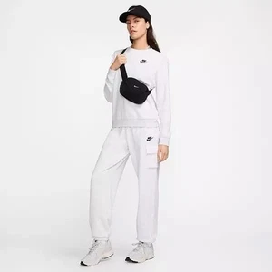 Nike Sportswear Club Fleece Damen Mid-Rise Oversized Cargo Jogginghose - Weiß - Bild 1 von 9