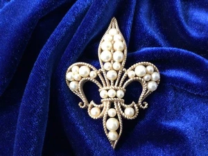 Vtg Crown Trifari Fleur de Lis Faux Pear Brooch Pin - Bild 1 von 6