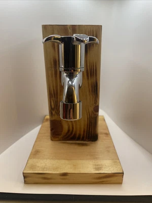 Dispensador de whisky de madera hecho a mano - Portabotellas de licor rústico, regalo de bar en casa Foto 1 de 4