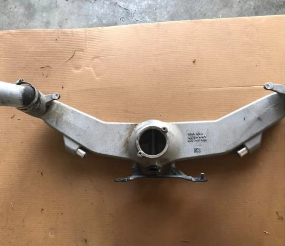 Tubo colector de admisión Audi RS6 C5 Foto 1 de 1