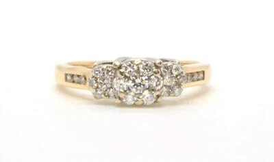 Обручальное кольцо из желтого золота 14 карат с иллюзией 3/4 карата и тремя камнями и бриллиантами - Изображение 1 из 4