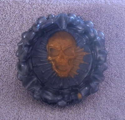 Cráneo Huesos Cruzados Cenicero Baratija Plato Resina Halloween Decoración Dorado y Plata Foto 1 de 4