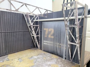 Pre-Assembled - FLIP DIORAMA RUSTIC GARAGE "008 BLOCK 72" 1:18 - Picture 1 of 5