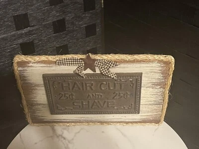Placa de corte de cabelo e barbear feita de metal de ferro fundido em madeira placa pendurada - Imagem 1 de 4