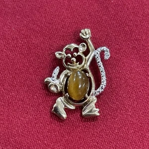 Colgante con dije de mono y detalles de diamantes de ojo de tigre de oro amarillo de 10 quilates - Imagen 1 de 6