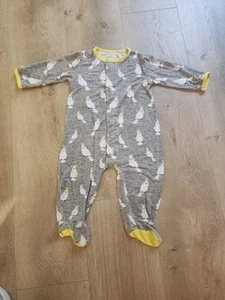 Magnetic Me Kakadu Vogel Bambus Pyjama Größe 6-9 Monate grau gelb Baby gebraucht, in einwandfreiem Zustand - Bild 1 von 5