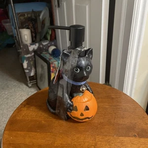 Halloween schwarze Katze mit Kürbis Seifenspender ~ leuchtet - Neu mit Etikett - Bild 1 von 4