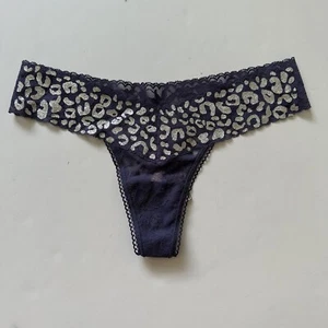Tanga Victorias Secret púrpura con estampado animal de encaje pequeña - Imagen 1 de 4
