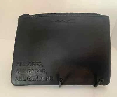 Bolsa de Cosméticos MAC Negra 5x7 “Todas las Edades Razas Géneros” Bolsa de Maquillaje Forrada Arco Iris Foto 1 de 3