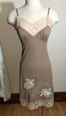 Hermosa lencería vintage de nailon con encaje marrón cacao Foto 1 de 4