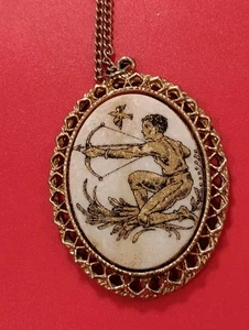 NUOVA INSERZIONE*VENDITA* LG. CIONDOLO ZODIACO CAMMEO VINTAGE - * SAGITTARIO * crema/oro - - Foto 1 di 2
