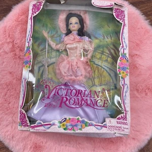 Jakks Pacific 1998 Neu im Karton Victorian Romance brünett 11,5" Modepuppe Dellenbox - Bild 1 von 6