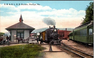 PHILLIPS, MAINE - S. R. & R. L. RAILROAD STATION - TRAIN - HORSE-DRAWN POSTCARD - Imagen 1 de 2
