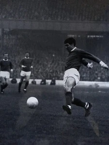 TONY DUNNE - MANCHESTER UNITED LEGEND - EXCELLENT UNSIGNED PHOTOGRAPH - Picture 1 of 1