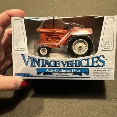 Vintage 1/43 Ertl Allis Chalmers D-21 tractor with the original box H18 - Image 1 of 4
