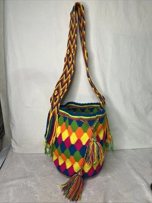 "Bolso cubo Wayuu Mochila 12"" crochet macrone multicolor flecos cordón cruz" Foto 1 de 4