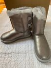 New with box UGG Bailey Bow Glisten Suede Boots Women SIZE US 6 Metallic Grey