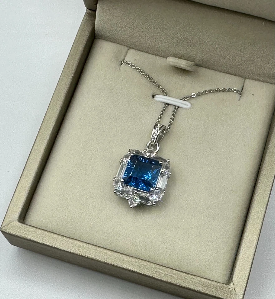 Hermoso colgante de zafiro aciano creado en laboratorio de 5 quilates relleno de oro blanco de 18 quilates Foto 1 de 4