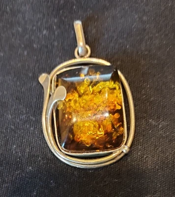 1-1/2" Amber ? pendant in silver toned mounting. Very pretty! - Image 1 of 3