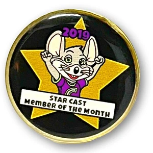 🌟2019 Star Cast Member Of The Month Chuck E Cheese Employee Pin🌟 - Bild 1 von 2