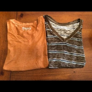 2 Mudd V-Neck Roadtrip Short Sleeve Gold and Green with Stripes Tees - Size XS - Picture 1 of 9