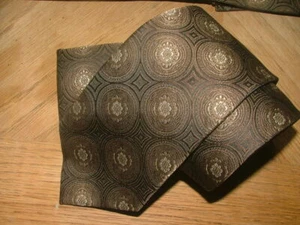 NEW WT $39.99 BRAND Q TIE & POCKET SQUARE 100%MICROFIBER BROWN MEDALLIONS #100 - Picture 1 of 6