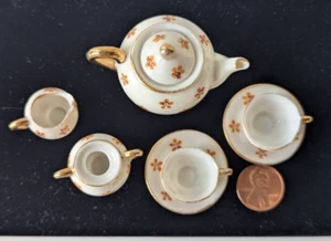 Vintage Puppenhaus Porzellan 8-teiliges Teeservice ~ Teekanne Tassen Untertassen Sahne Zucker Miniatur - Bild 1 von 11