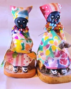 Pair of vintage 'Handwork House' handmade Zulu dolls or figurines - Picture 1 of 9