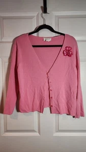 Chadwicks dehnbarer rosa Cardigan Pullover mit Knopfleiste und Blumenakzent PM - Bild 1 von 5