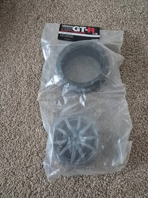 1/8 SCALE EAGLEMOSS BUILD YOUR OWN THE NISSAN R35 GT-R CAR ISSUE 40 - Image 1 of 3