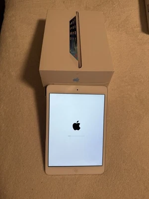 Apple iPad mini 2 32GB, WLAN, 20,07 cm, (7,9 Zoll) - Silber - Bild 1 von 4