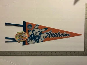 2025 Pokemon World Championships Anaheim Varsity Pikachu Wimpel Flagge Brandneu - Bild 1 von 2