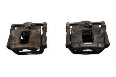 Juego de pinzas de freno delanteras derecha e izquierda Mercedes B 14-17 OEM Foto 1 de 4