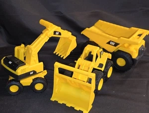 Lote de 3 vehículos de construcción de plástico Caterpillar CAT de Funrise Plus Bonus - Imagen 1 de 8