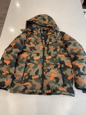 Chaqueta acolchada de camuflaje resistente al agua con capucha elástica Club Room para hombre verde M Foto 1 de 4